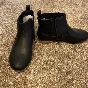 Girls black boots size 1